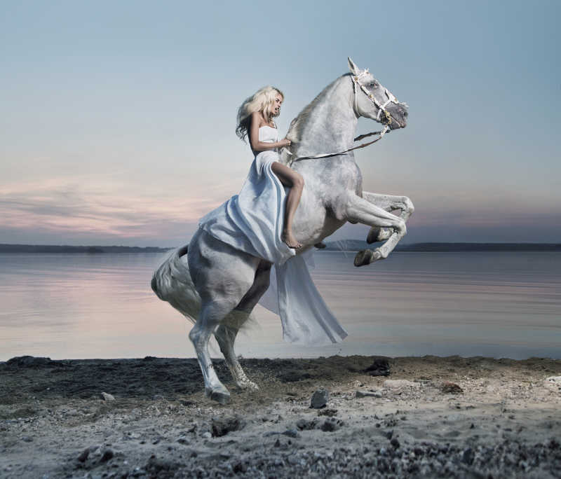河边骑着白马的白衣美女