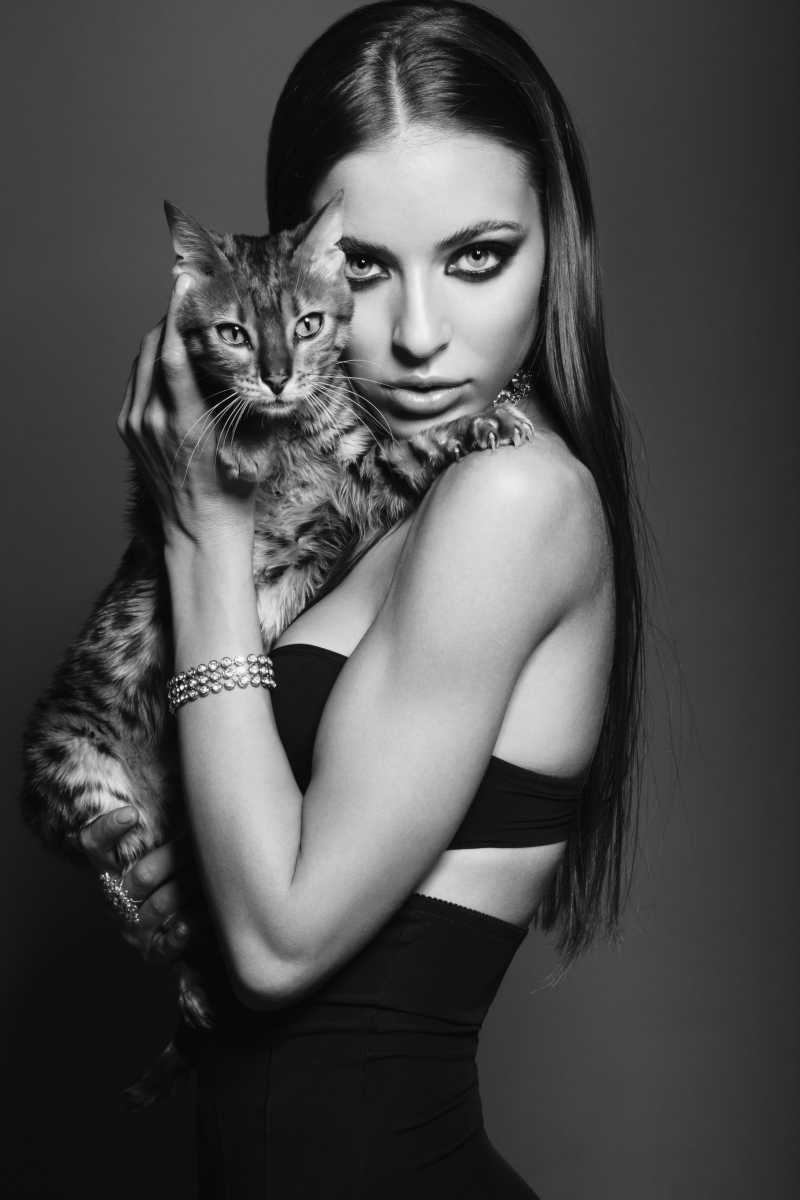 抱着猫的美女黑白画面