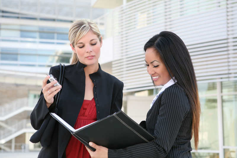 正在讨论工作的两个女人