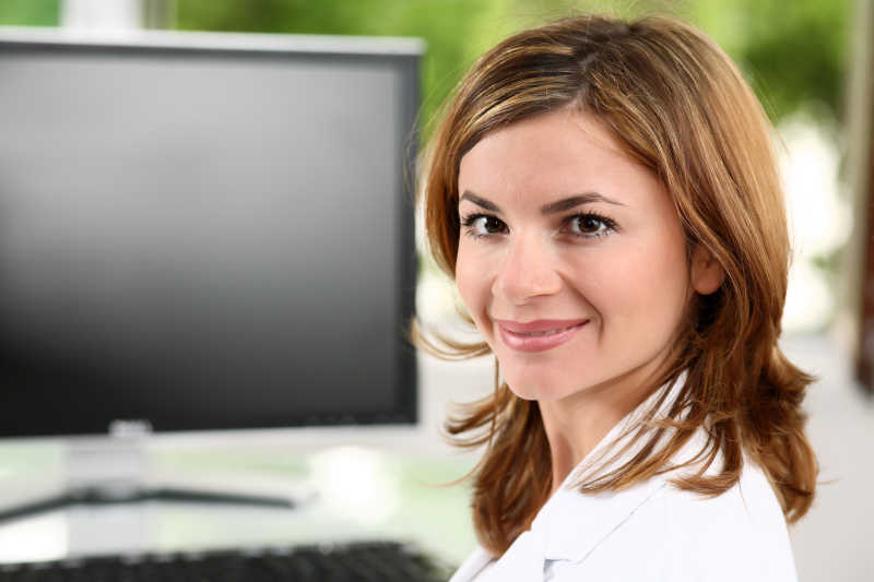 电脑前面带微笑的女人