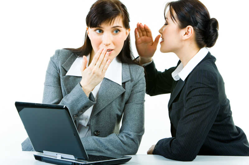 上班时正在讲悄悄话的两个人