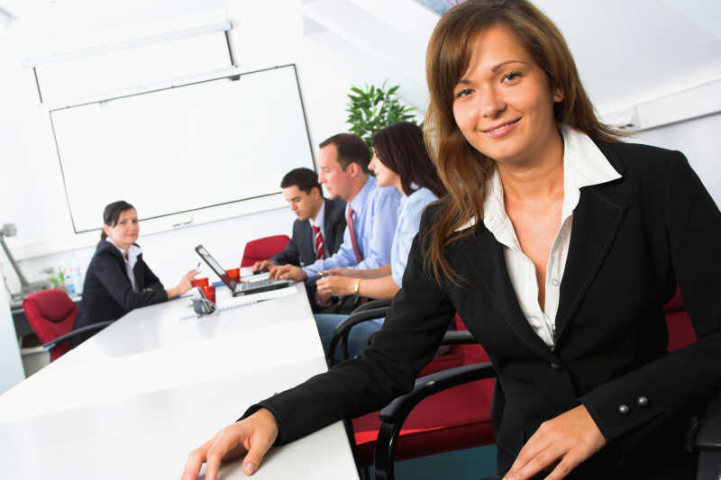 正在开会的商人