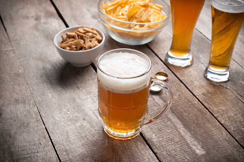 三杯啤酒与薯片