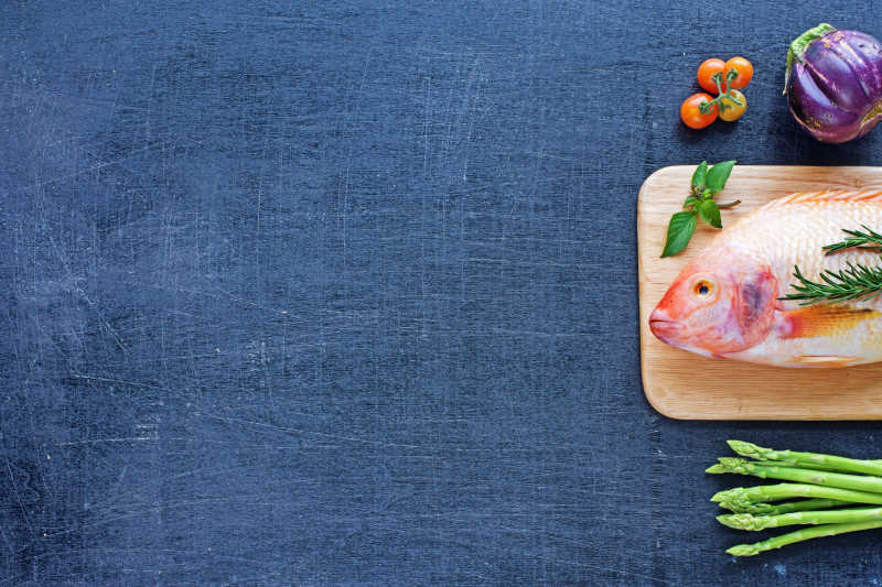 新鲜的芦笋和鱼