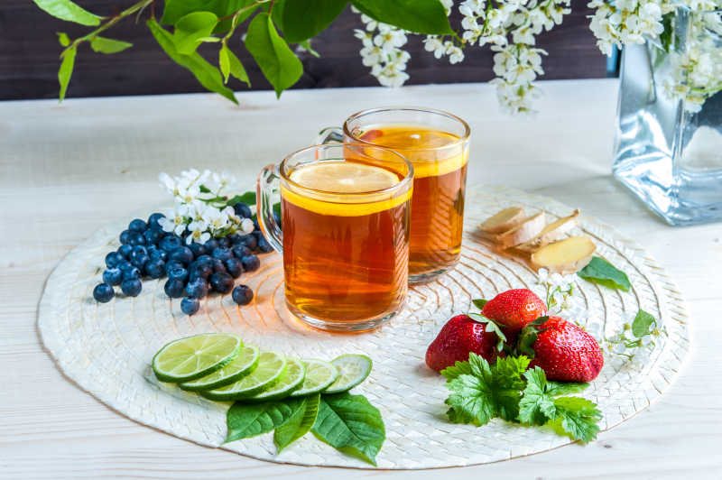 柠檬水搭配蓝莓和草莓更幸福
