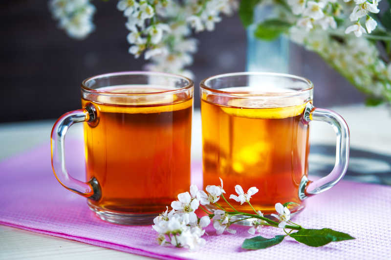 两杯玻璃柠檬红茶