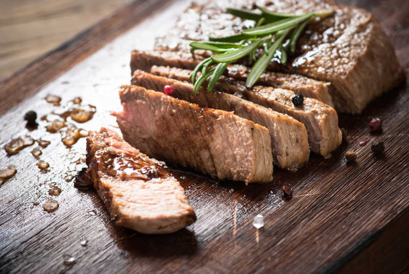 切开的烤牛排片