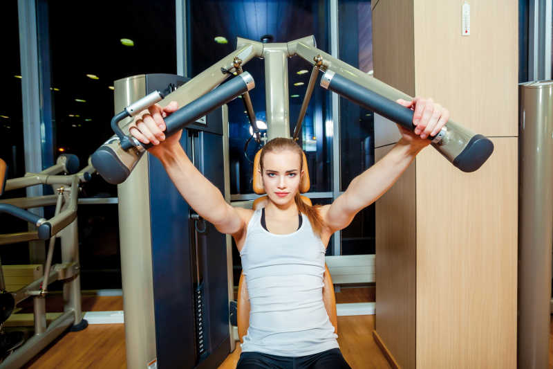 健身房内正在健身的美女