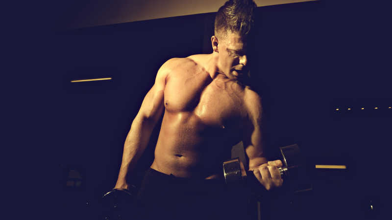 正在举哑铃的肌肉男