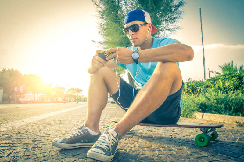 路边听音乐的人