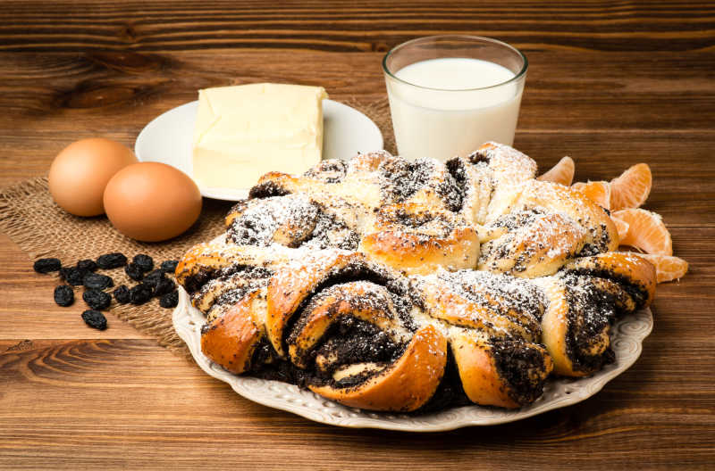 蛋糕与牛奶的营养早餐