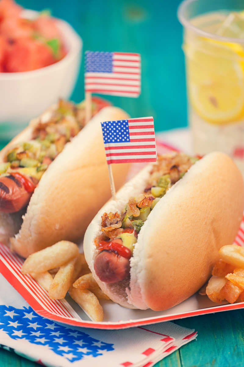 美式热狗和柠檬水还有西瓜