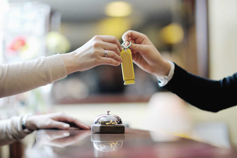 收银把钥匙递给客人