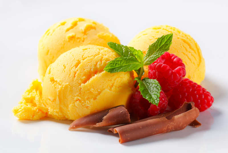 黄色冰淇淋与覆盆子