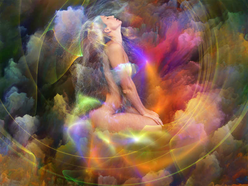 梦幻背景中的一个抬着头的女性
