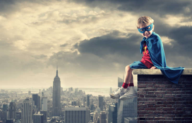 一个年轻的男孩梦想成为超级英雄