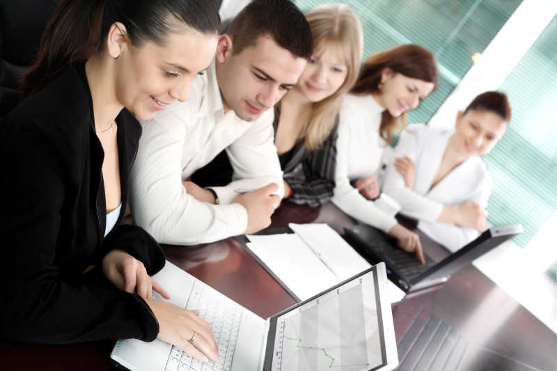 5个人正在参加会议