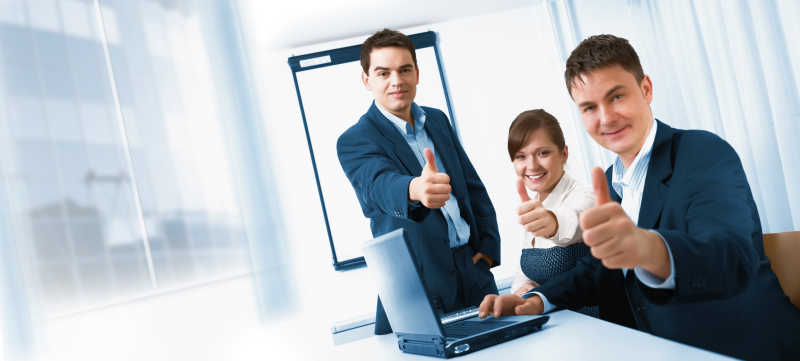 在办公室竖着大拇指的年轻人