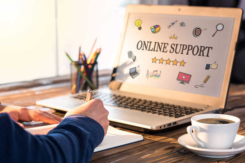 电脑屏幕上显示着在线支持