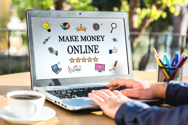 笔记本电脑显示器概念金钱