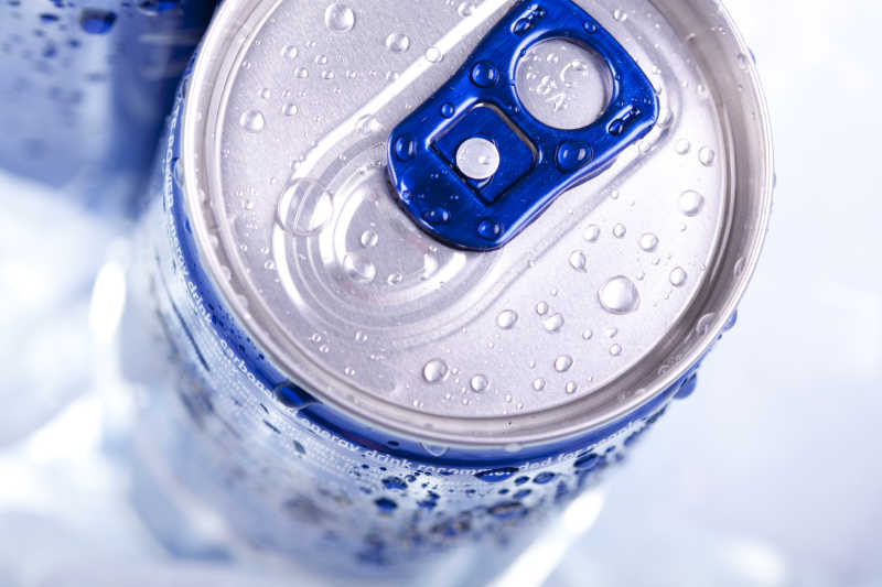 沾上水滴的易拉罐