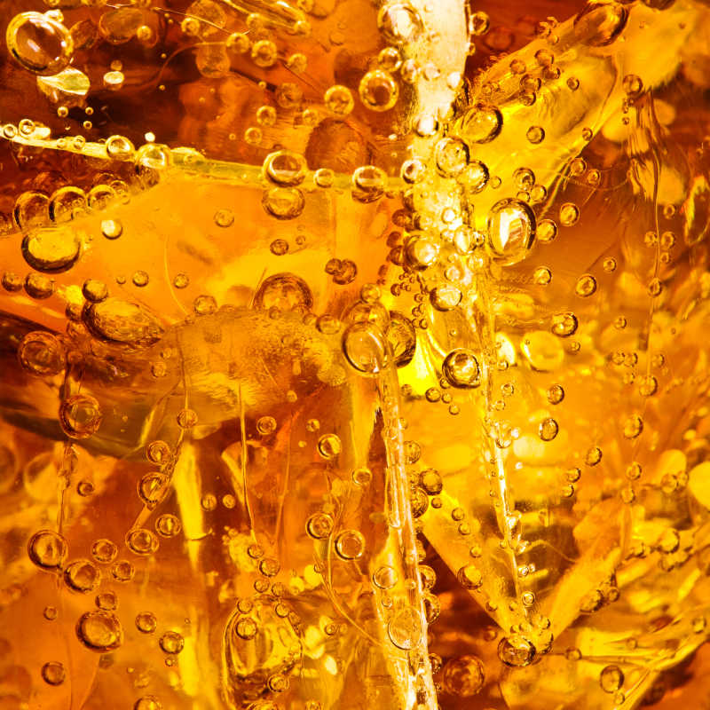 在玻璃中加冰块的可乐