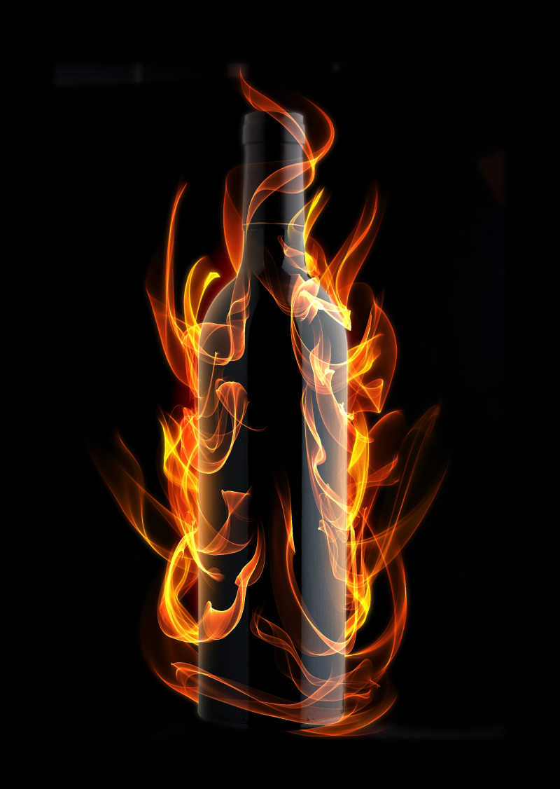 包围在火焰里的红酒瓶