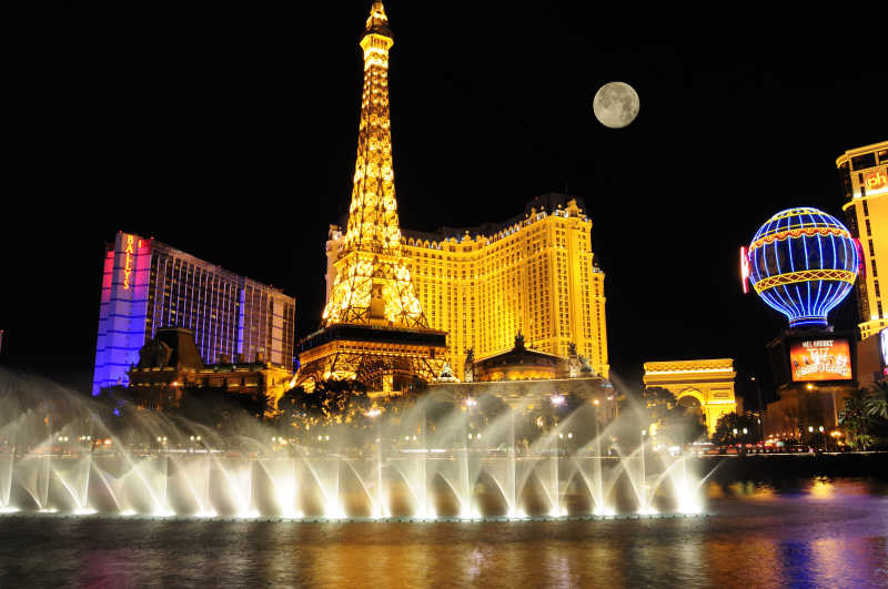 夜晚的拉斯维加斯大道和喷泉