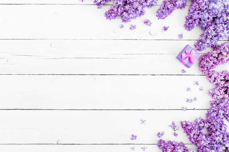 放在木板上的丁香