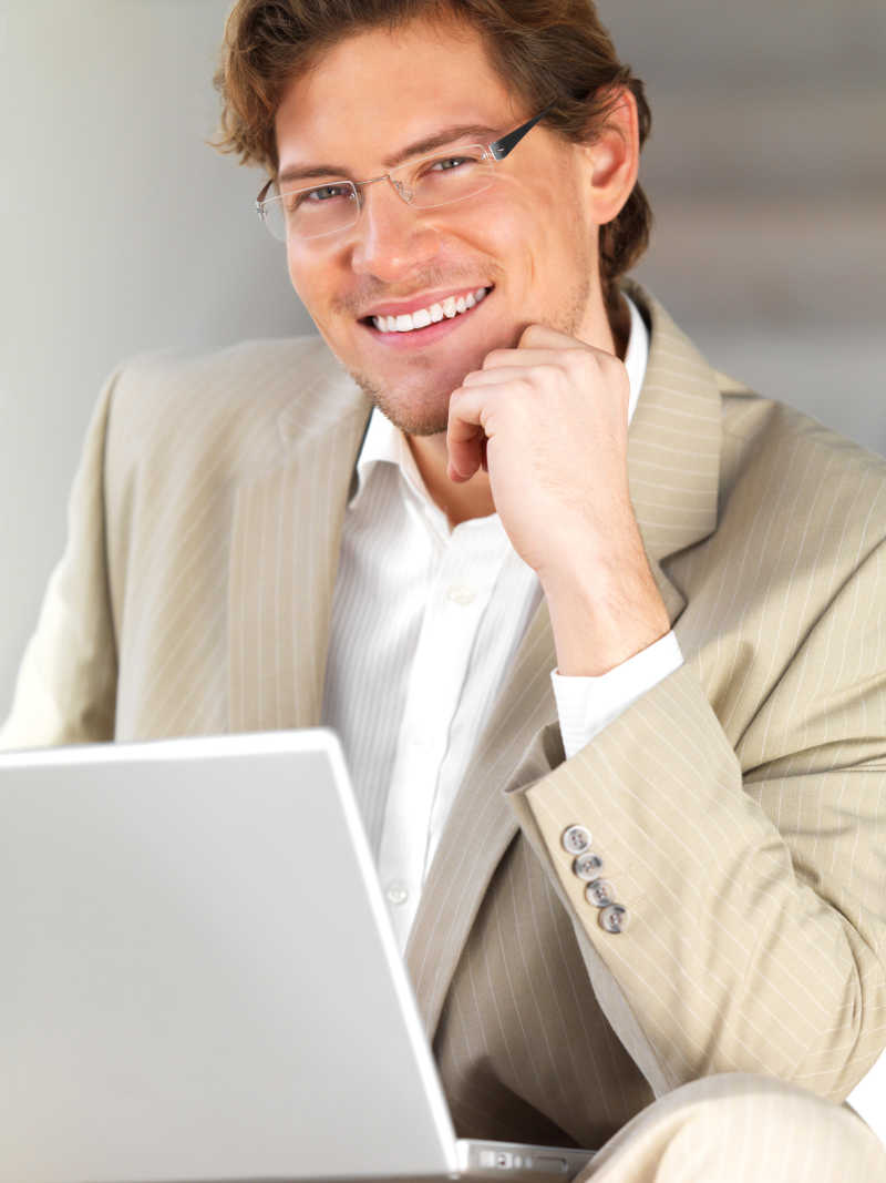 在家工作笔记本电脑的商人