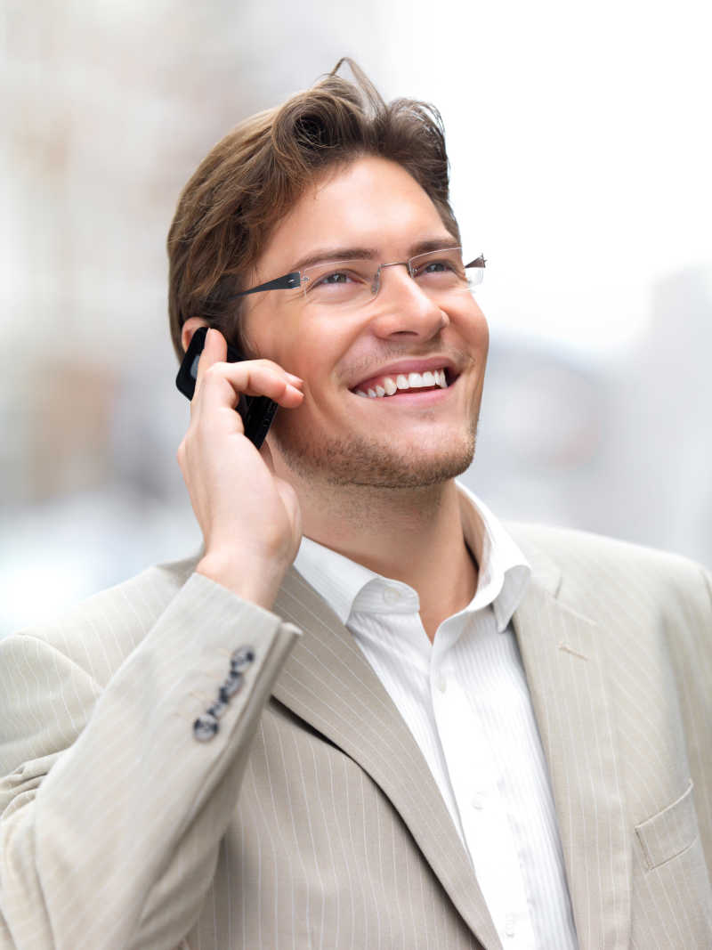 正在打电话的商人