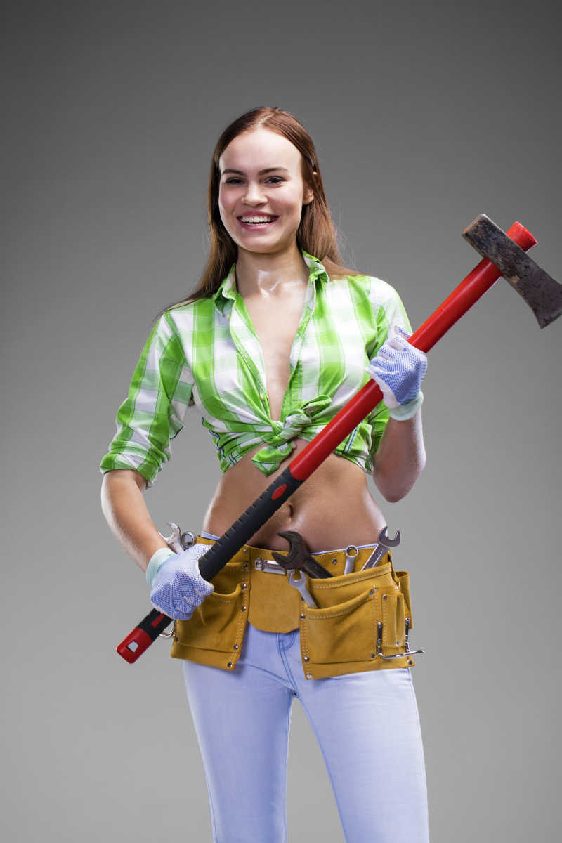 性感的金发女人拿着斧头