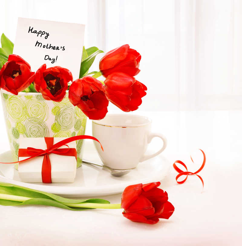 美丽的郁金香放在桌上祝快乐的母亲节