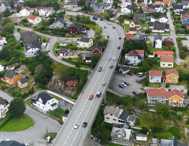 航拍挪威住宅区和公路