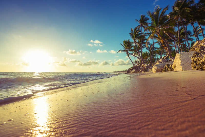 日出下的热带岛屿海滩