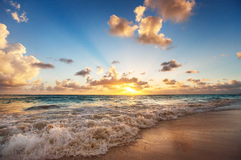 加勒比海海滩上的日出