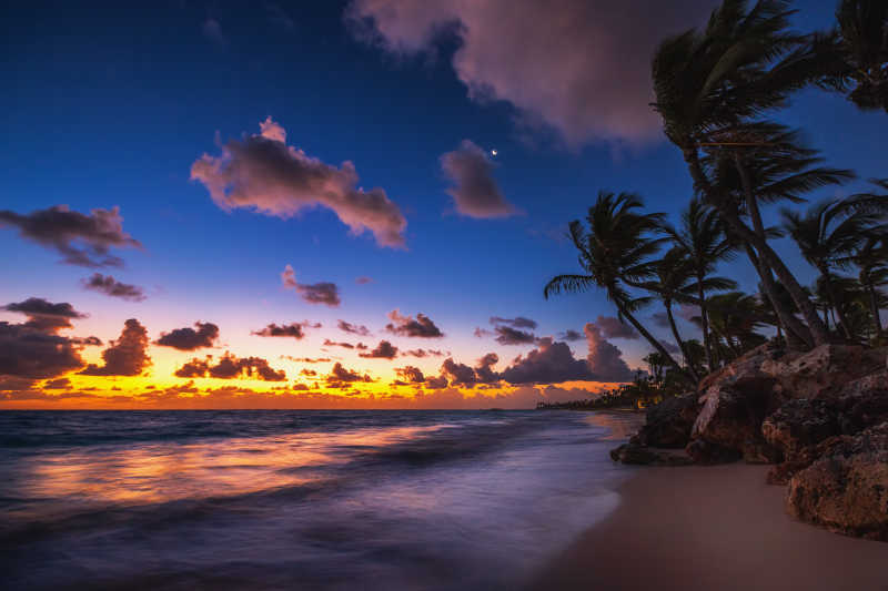 岛屿海滩上的日出