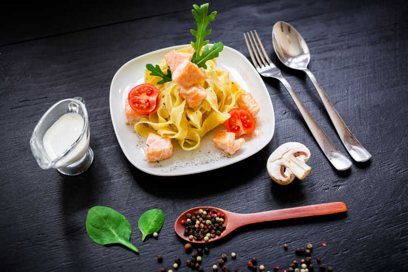餐桌上的意大利鲑鱼面及食材配料