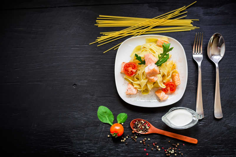 意大利面食和鲑鱼胡椒番茄配料