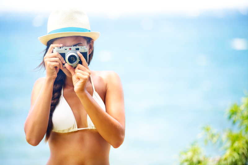 夏日海滩女子拍照摄相机