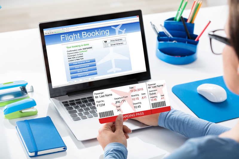 女子使用笔记本电脑预订网上航班