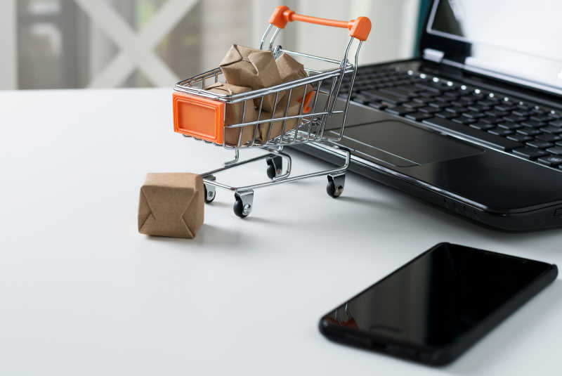 购物车和笔记本电脑