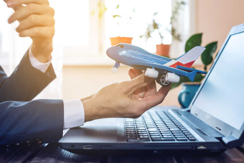 男人手里拿着玩具飞机