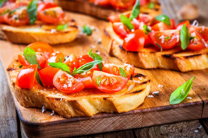 烤肉排和西红柿