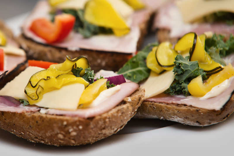 盘子里的三明治