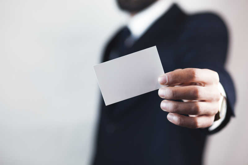 拿手上的白色名片