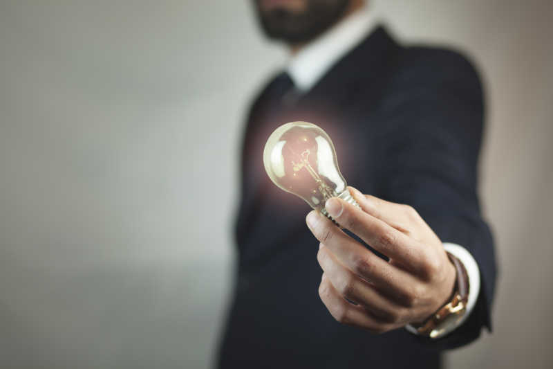 商人拿灯泡