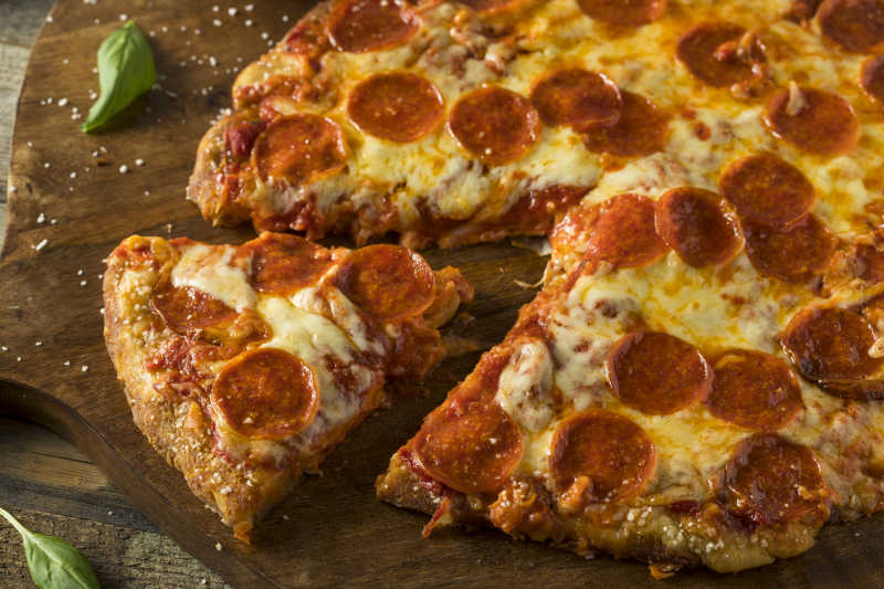 切开的意大利披萨