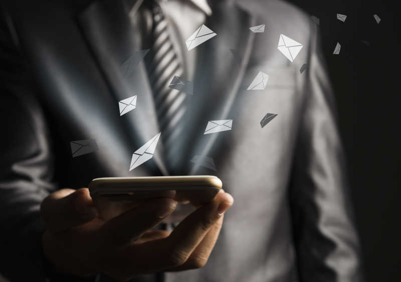 商务人士使用手机信封