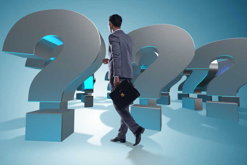 在问号中穿行的人